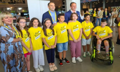 Bambini piemontesi in tribuna vip al Tour de France: sono i vincitori del concorso "dettato del Tour"