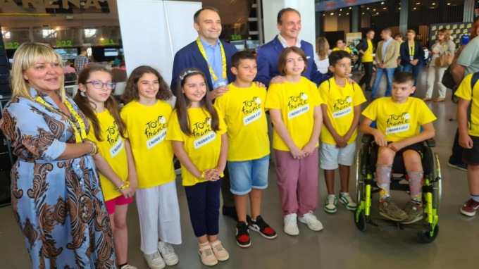 Bambini piemontesi in tribuna vip al Tour de France: sono i vincitori del concorso “dettato del Tour”