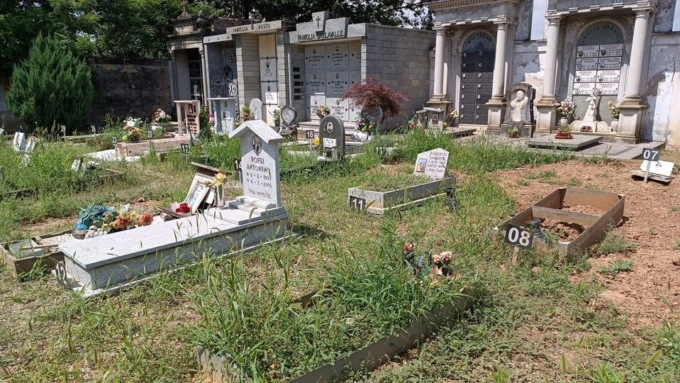Cimitero di Stupinigi in preda al degrado
