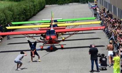 Matteo Pavone agguanta il record del mondo trainando tre aerei camminando sulle mani