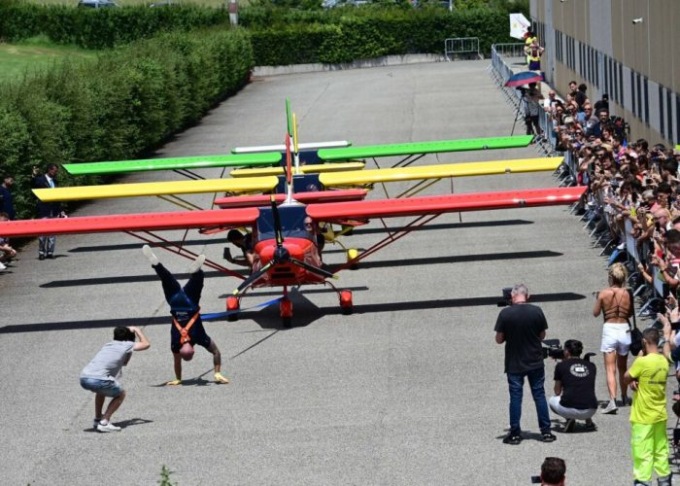Matteo Pavone agguanta il record del mondo trainando tre aerei camminando sulle mani