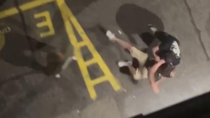 Cronista picchiato da militanti di estrema destra, il sindaco: “Gli episodi di violenza come questo non devono avere spazio in città”