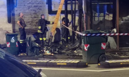 Borgo San Paolo, ignoti danno fuoco ai cassonetti della spazzatura e le fiamme distruggono un dehors