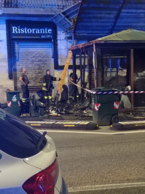 Borgo San Paolo, ignoti danno fuoco ai cassonetti della spazzatura e le fiamme distruggono un dehors