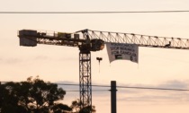 "Stop alla ricerca per il genocidio": lo striscione di Extinction Rebellion su una gru dentro il Politecnico