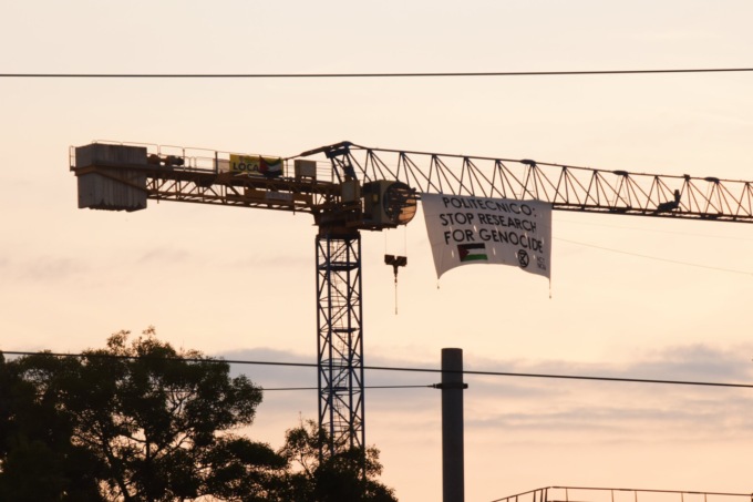 “Stop alla ricerca per il genocidio”: lo striscione di Extinction Rebellion su una gru dentro il Politecnico