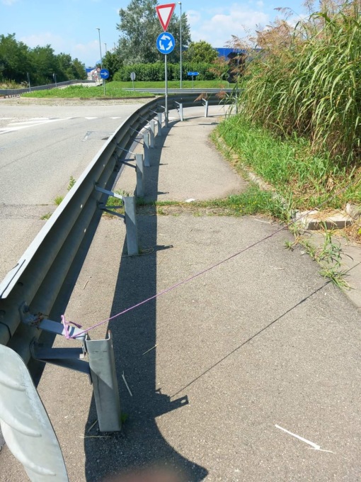 Collegno, posizionato un cavo sul percorso ciclopedonale vicino all’Ikea. È polemica sui social