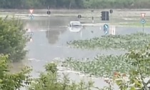 Le foto del nubifragio a Torino e in provincia: strade allagate, alberi abbattuti e tetti scoperchiati