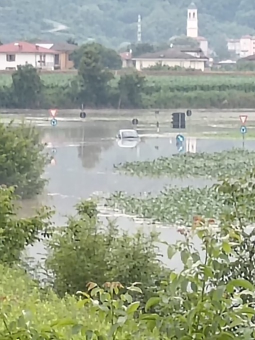 Le foto del nubifragio a Torino e in provincia: strade allagate, alberi abbattuti e tetti scoperchiati