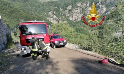 Camion esce fuori strada e prende fuoco a Rorà