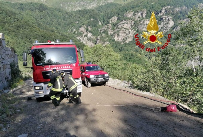 Camion esce fuori strada e prende fuoco a Rorà