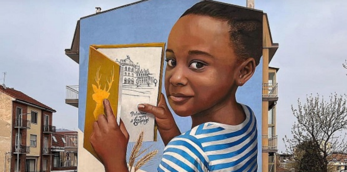 Murales con un bimba nera a Nichelino, insulti razzisti: “Non era più consona una bianca?”