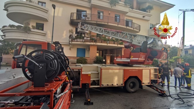Incendio in un alloggio a Pinerolo: due persone evacuate