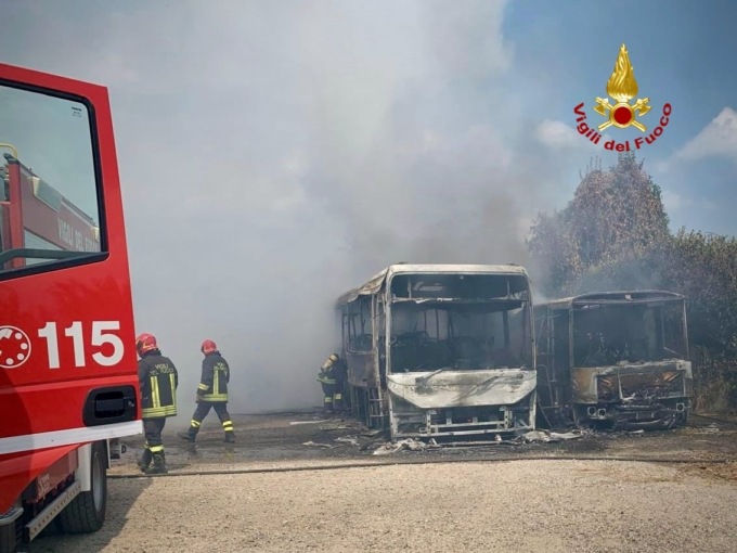 A fuoco due bus e una baracca ad Alpignano