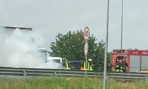 Auto in fiamme in tangenziale allo svincolo di Pianezza a Collegno