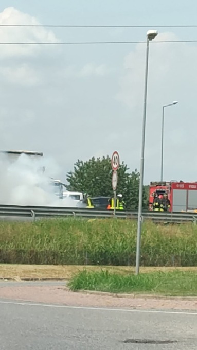 Auto in fiamme in tangenziale allo svincolo di Pianezza a Collegno
