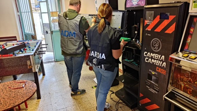 Apparecchi da gioco illegali sequestrati dall’Agenzia delle Dogane e dei Monopoli e dalla Guardia di Finanza
