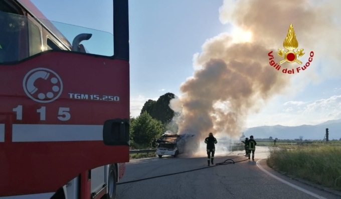 Camper prende fuoco durante la marcia, a bordo una bombola di GPL