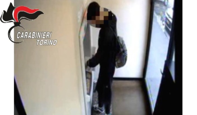 Chiude anziana in cantina, le ruba il bancomat dal portafoglio poi va a fare shopping