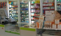 Spacca il distributore di farmaci per rubare medicinali per oltre 700 euro