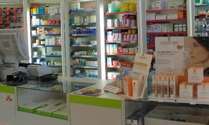 Spacca il distributore di farmaci per rubare medicinali per oltre 700 euro