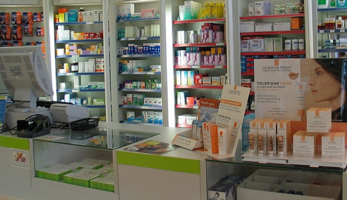 Spacca il distributore di farmaci per rubare medicinali per oltre 700 euro