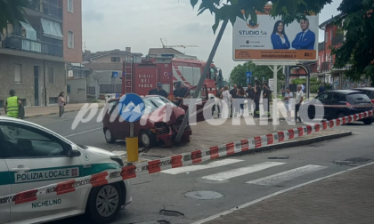 Incidente a Nichelino: auto contro un palo in via Giusti