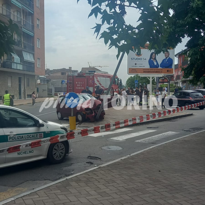 Incidente a Nichelino: auto contro un palo in via Giusti