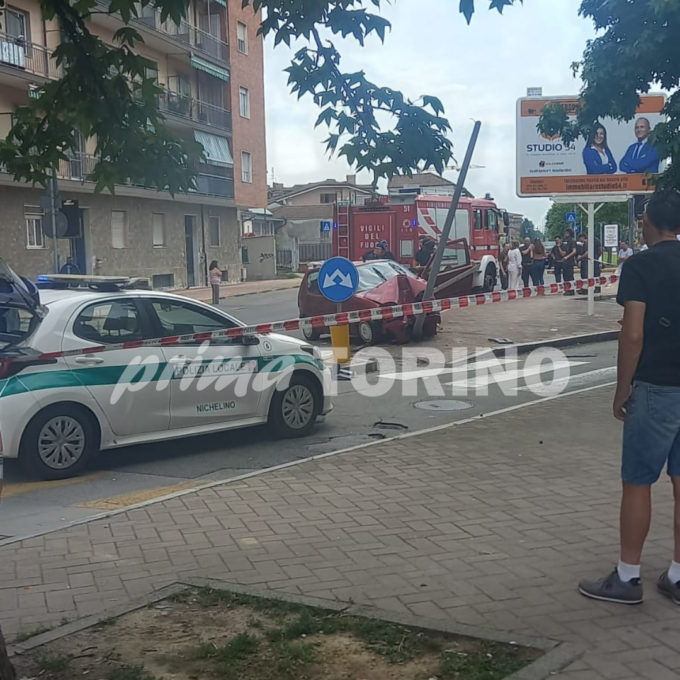 Morto il conducente della Fiat 600 che si è schiantato contro un palo in via Giusti a Nichelino