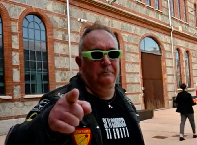 Gli anni Ottanta? “Ma basta!” Parola di Johnson Righeira che quest’estate torna con un tormentone a tema
