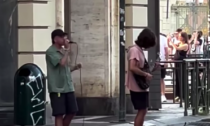 Filmati dal chitarrista dei Subsonica mentre cantano in via Roma "Tutti i miei sbagli", gli Invernice si riconoscono:"Siamo noi!"