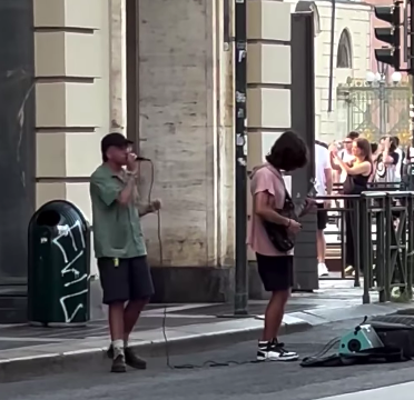 Filmati dal chitarrista dei Subsonica mentre cantano in via Roma “Tutti i miei sbagli”, gli Invernice si riconoscono:”Siamo noi!”