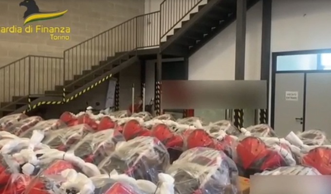 Frode in commercio, sequestrati in un deposito in provincia di Pavia oltre 1.300 motoveicoli e 13mila pezzi di ricambio