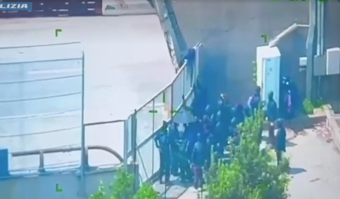 Manifestanti No Tav lanciano bombe carta contro la polizia e invadono la A32, un poliziotto ferito