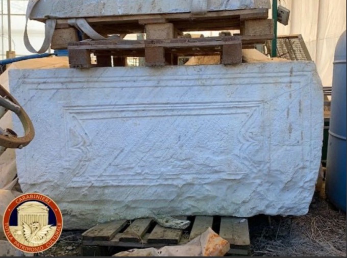 I carabinieri di Torino recuperano un sarcofago romano e altri beni dell’epoca