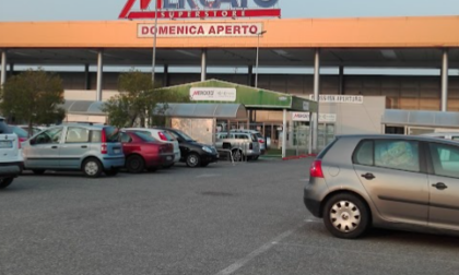 Donna derubata della propria borsa nel parcheggio Mercatò di Pianezza