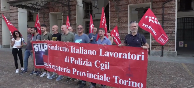Presidio dei sindacati di Polizia in piazza Castello, contro il rinnovo contrattuale