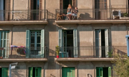 Si lancia dal balcone dell'alloggio che stava svaligiando per sfuggire ai carabinieri