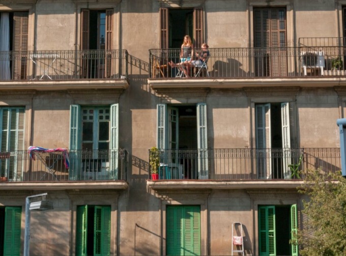 Si lancia dal balcone dell’alloggio che stava svaligiando per sfuggire ai carabinieri