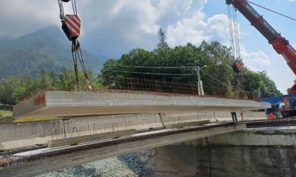 Ad Ussegno terminato il posizionamento dell'impalcato del nuovo ponte