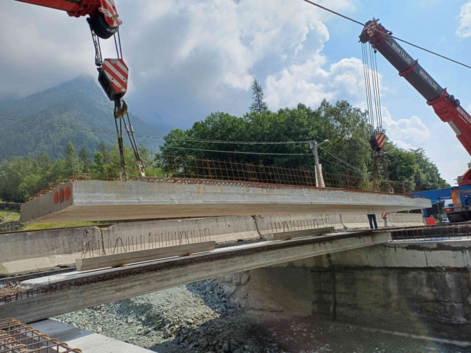 Ad Ussegno terminato il posizionamento dell’impalcato del nuovo ponte