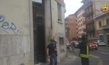 Petardo scoppia davanti alla porta d'ingresso di casa, paura tra i condomini e danni al palazzo