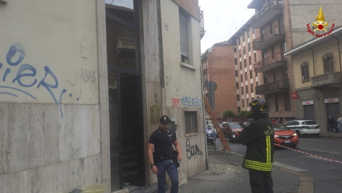 Petardo scoppia davanti alla porta d’ingresso di casa, paura tra i condomini e danni al palazzo