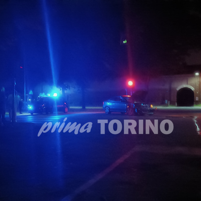 Scontro tra due auto a Stupinigi