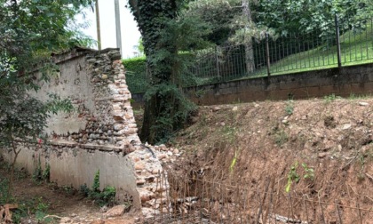 In corso i lavori di rifacimento del muro di cinta del Parco del Monastero a Rivalta di Torino