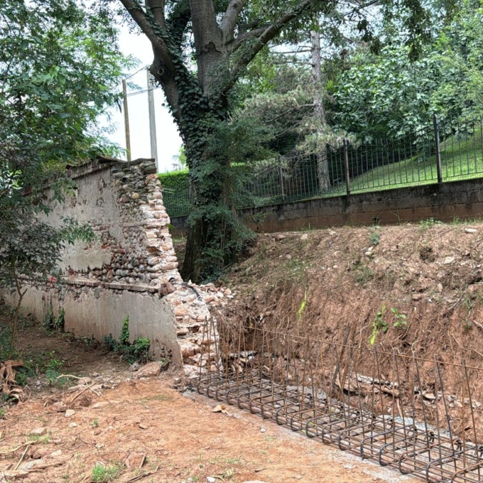 In corso i lavori di rifacimento del muro di cinta del Parco del Monastero a Rivalta di Torino