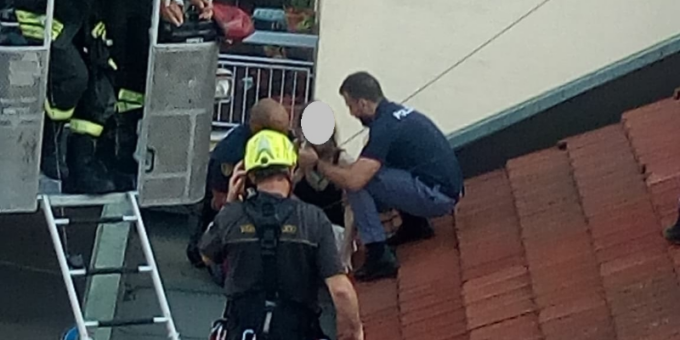 Tenta gettarsi dal quatto piano dopo la diagnosi definitiva, salvato dall’agente di Polizia