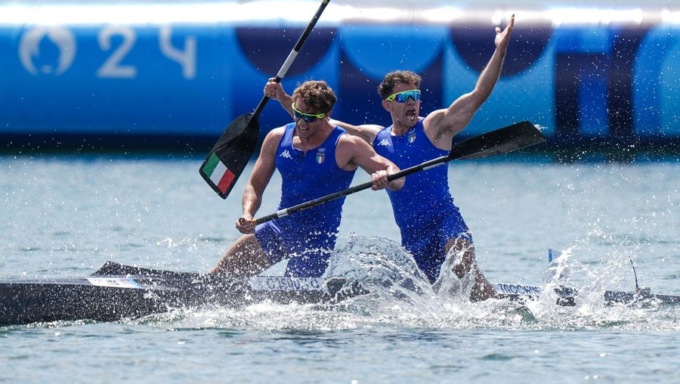 Olimpiadi 2024, Gabriele Casadei e Carlo Tacchini conquistano la medaglia d’argento nella canoa