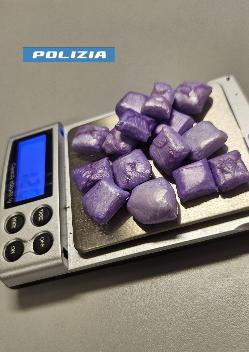 19enne scappa la polizia che lo vuole arrestare: in bocca ha 15 ovuli di cocaina