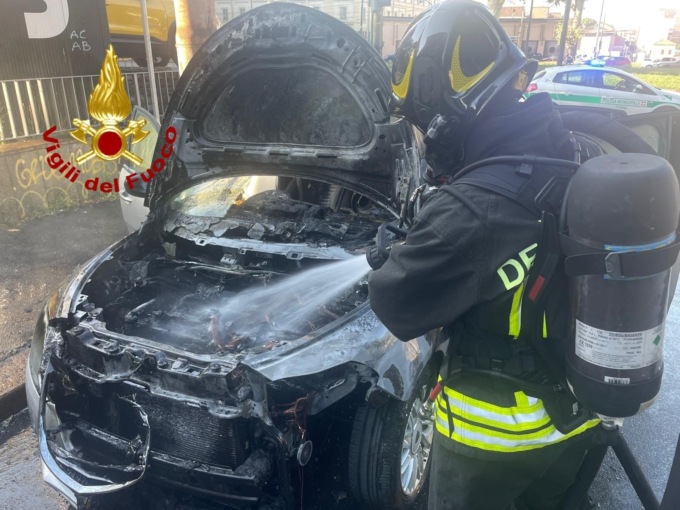 Auto in fiamme in corso Valdocco, pericolo scampato per un soffio